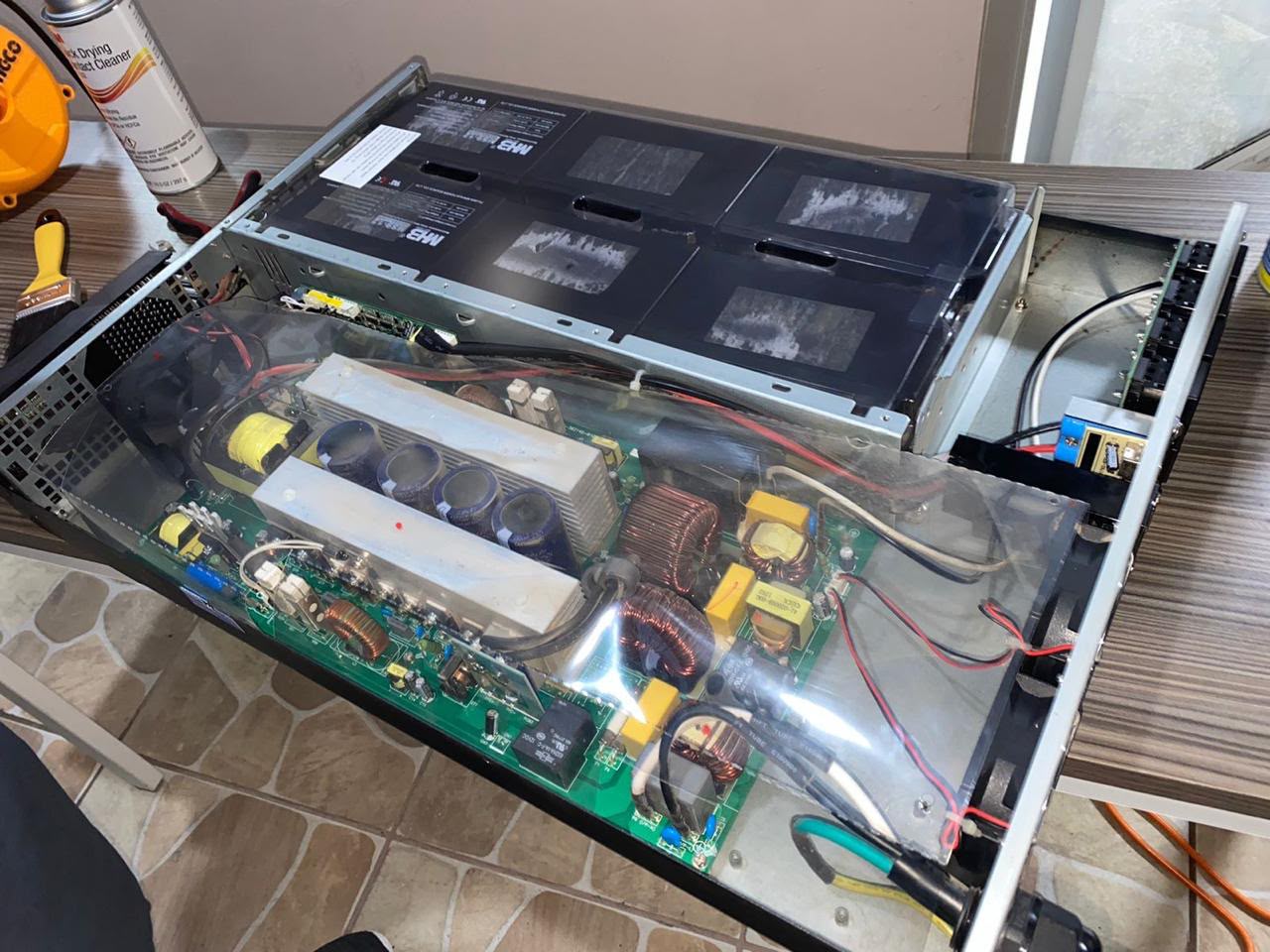 UPS con baterías nuevas y electrónica limpia después del mantenimiento