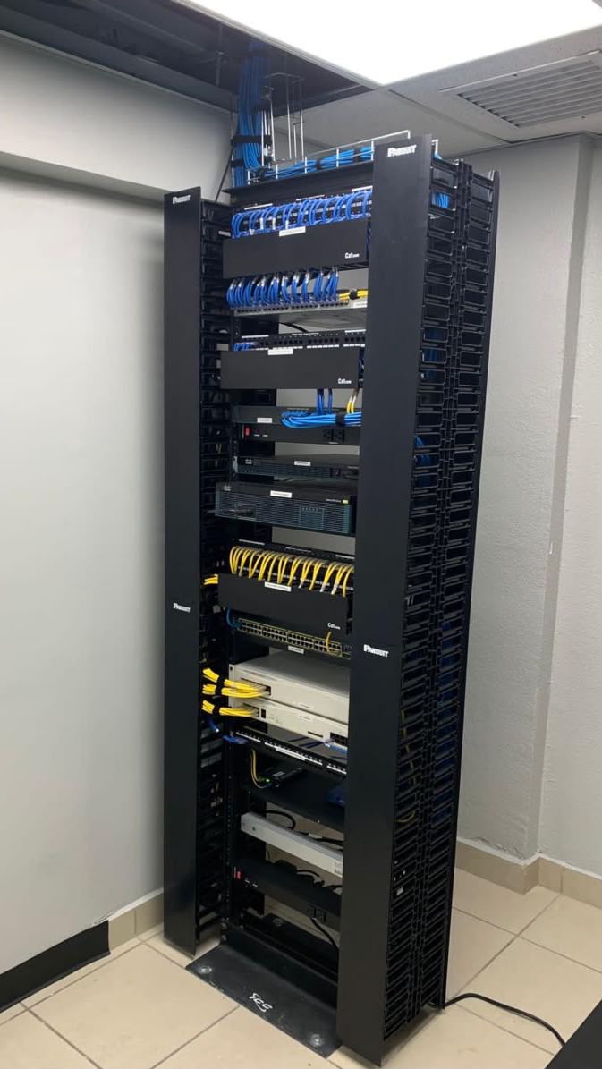 Gabinete de comunicaciones con cableado estructurado