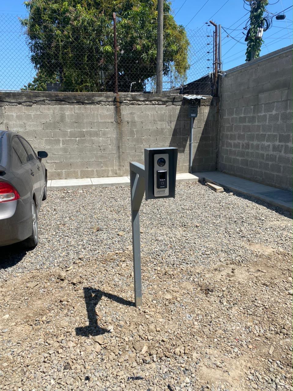 Terminal biométrico en acceso con pluma