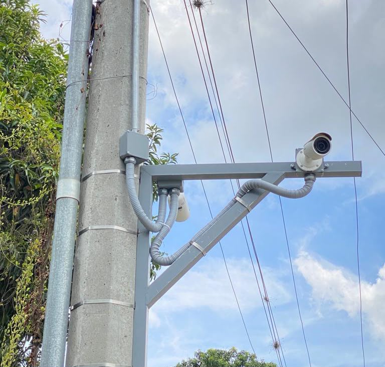 Cámaras de vigilancia en poste con soporte metálico