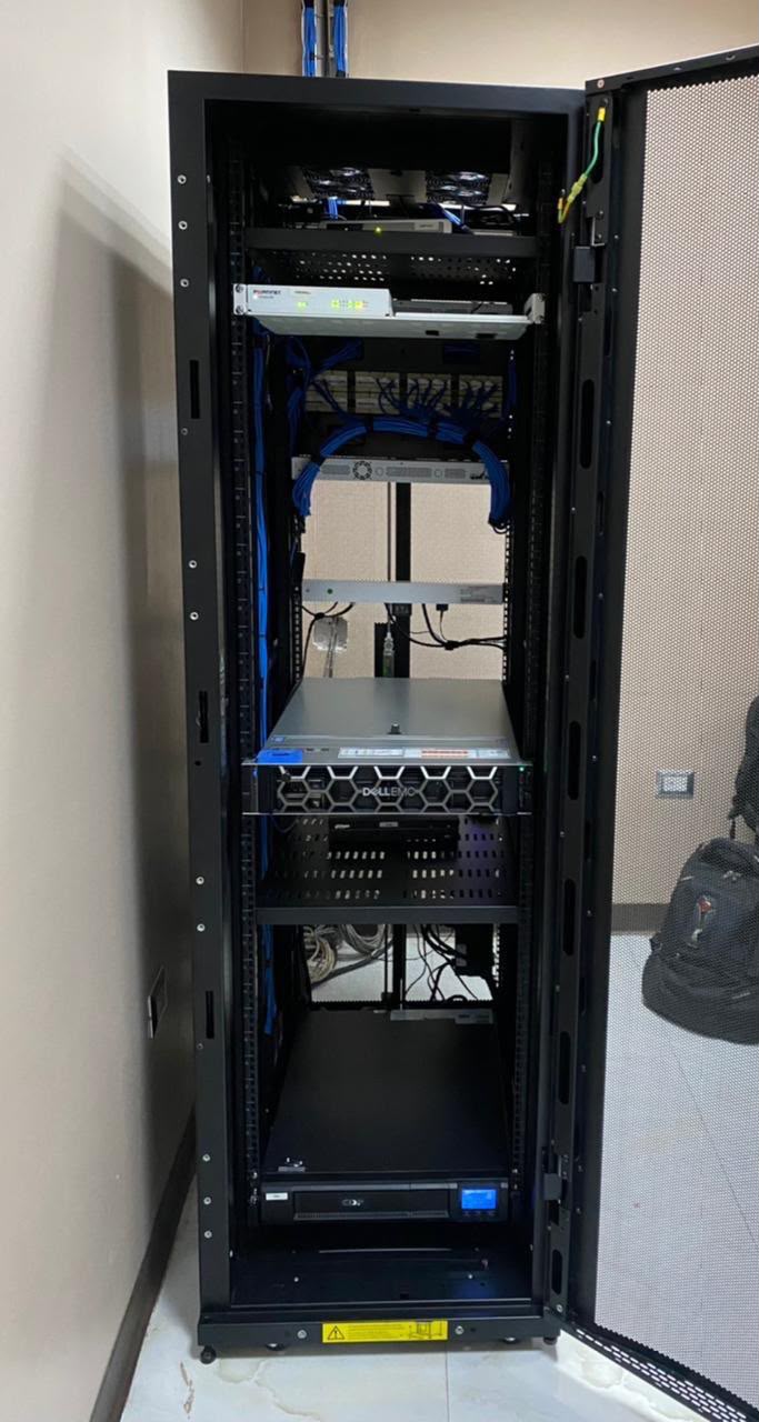 Rack de piso con servidor Dell y organización de cableado