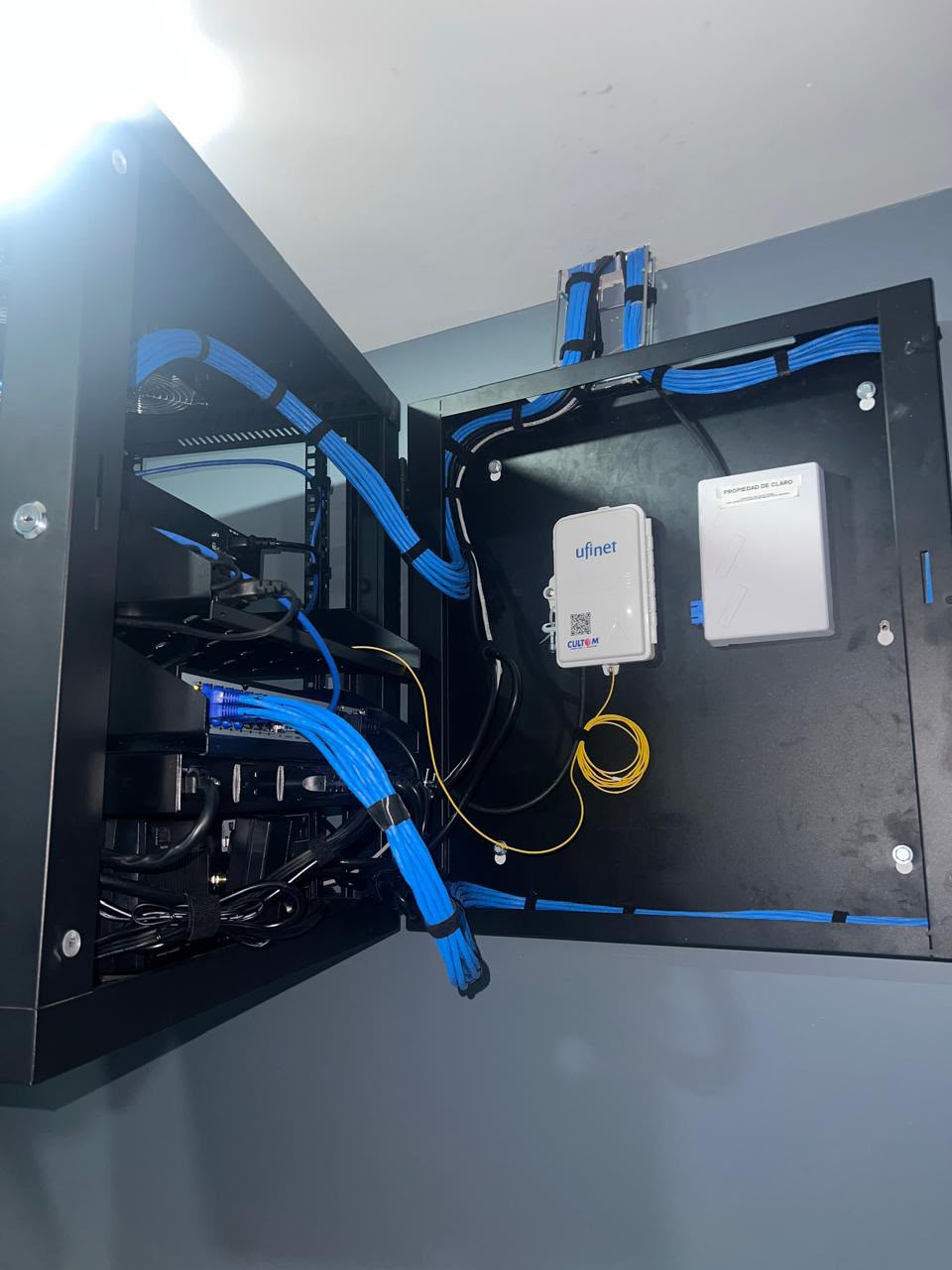 Gabinete de comunicaciones con cableado organizado